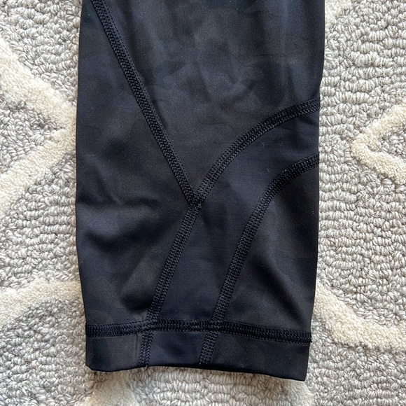 LULULEMON black camouflage leggings 25” - Picture 4 of 5